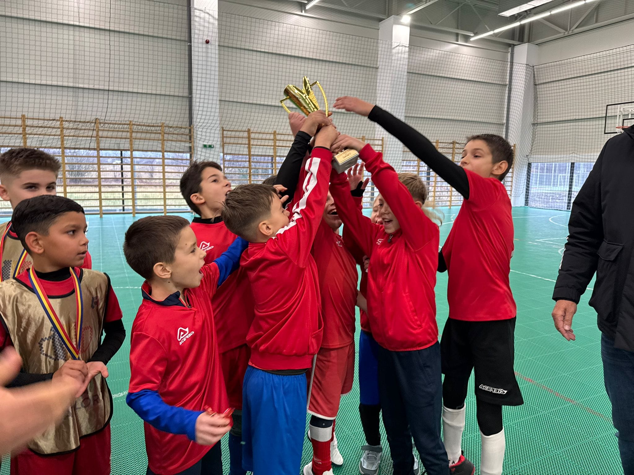 Competitie de fotbal, copiii castiga cupa scolii