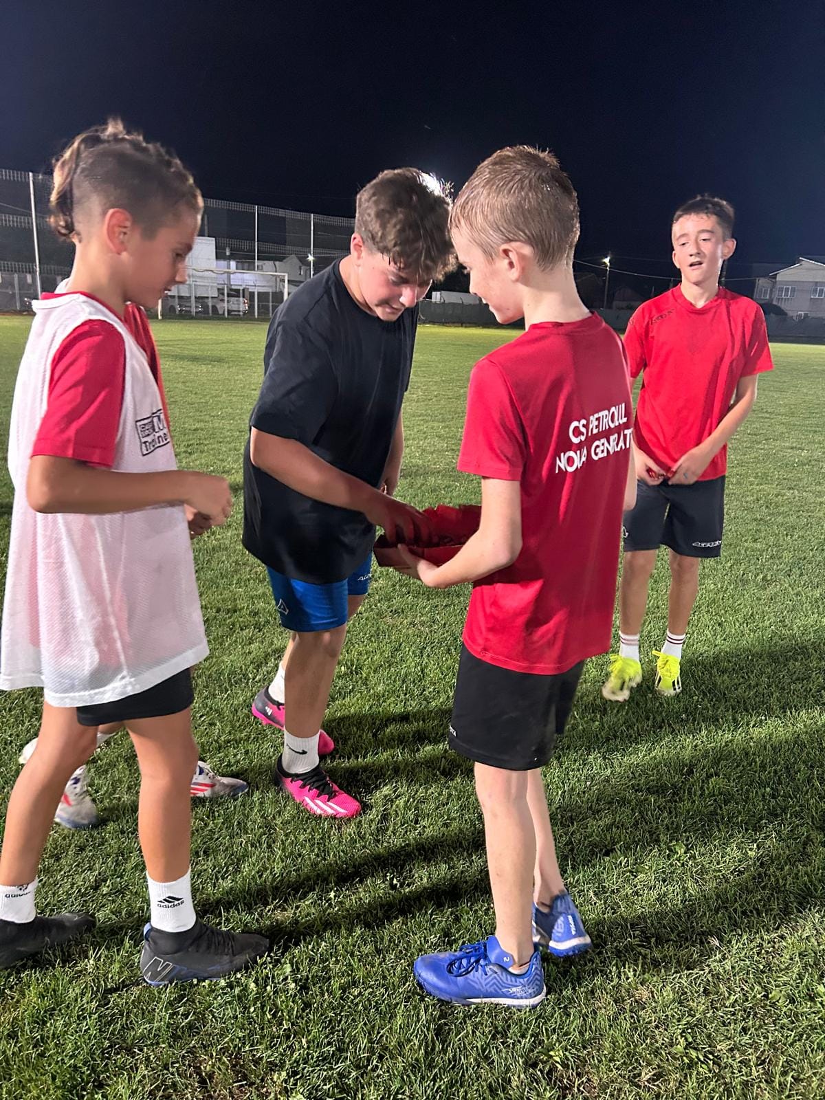 Competitie de fotbal, copiii castiga cupa scolii