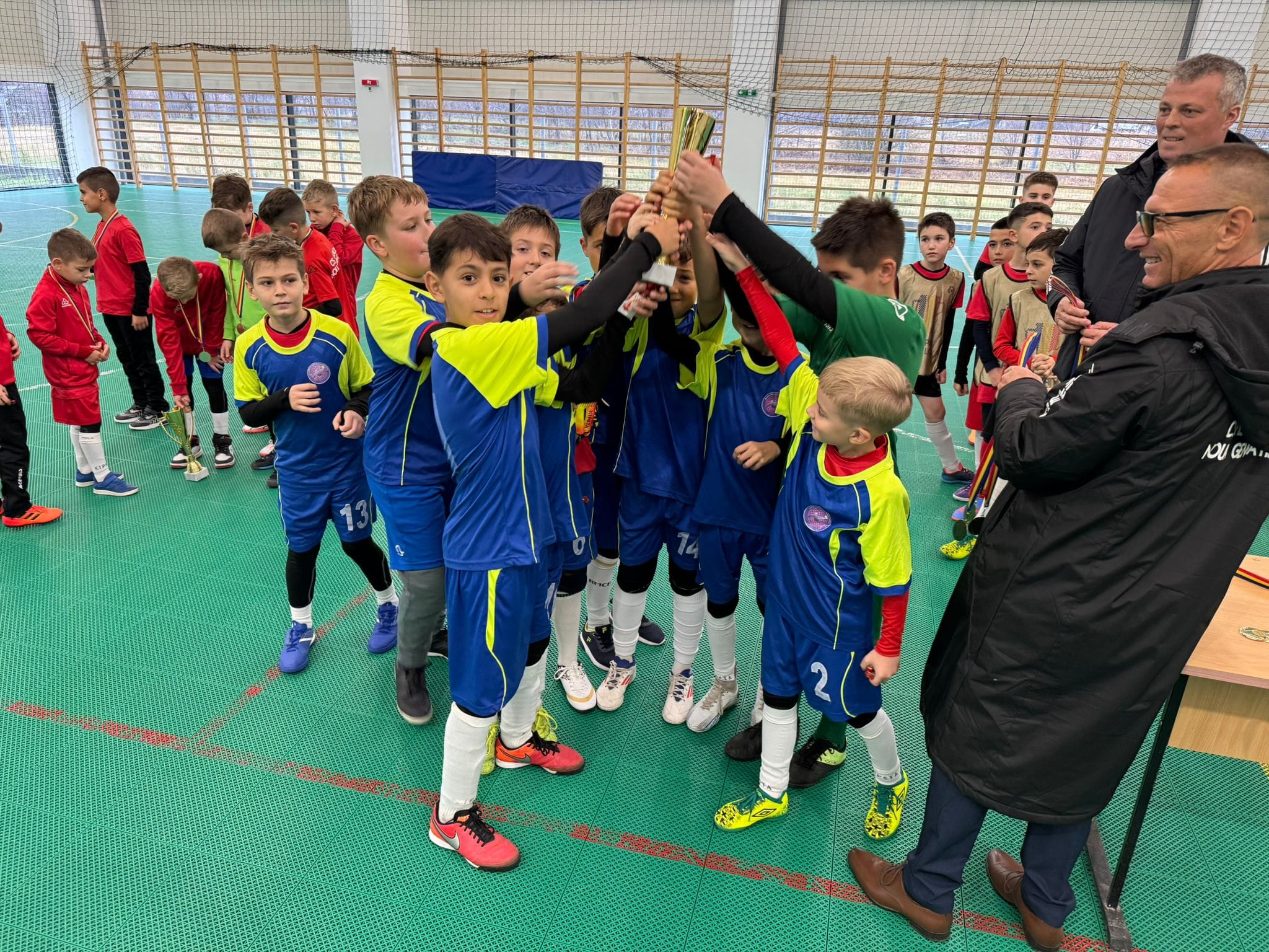 Competitie de fotbal, copiii castiga cupa scolii