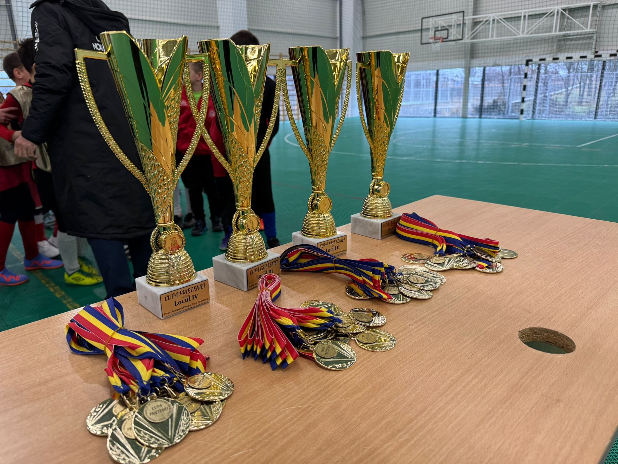 Competitie de fotbal, copiii castiga cupa scolii