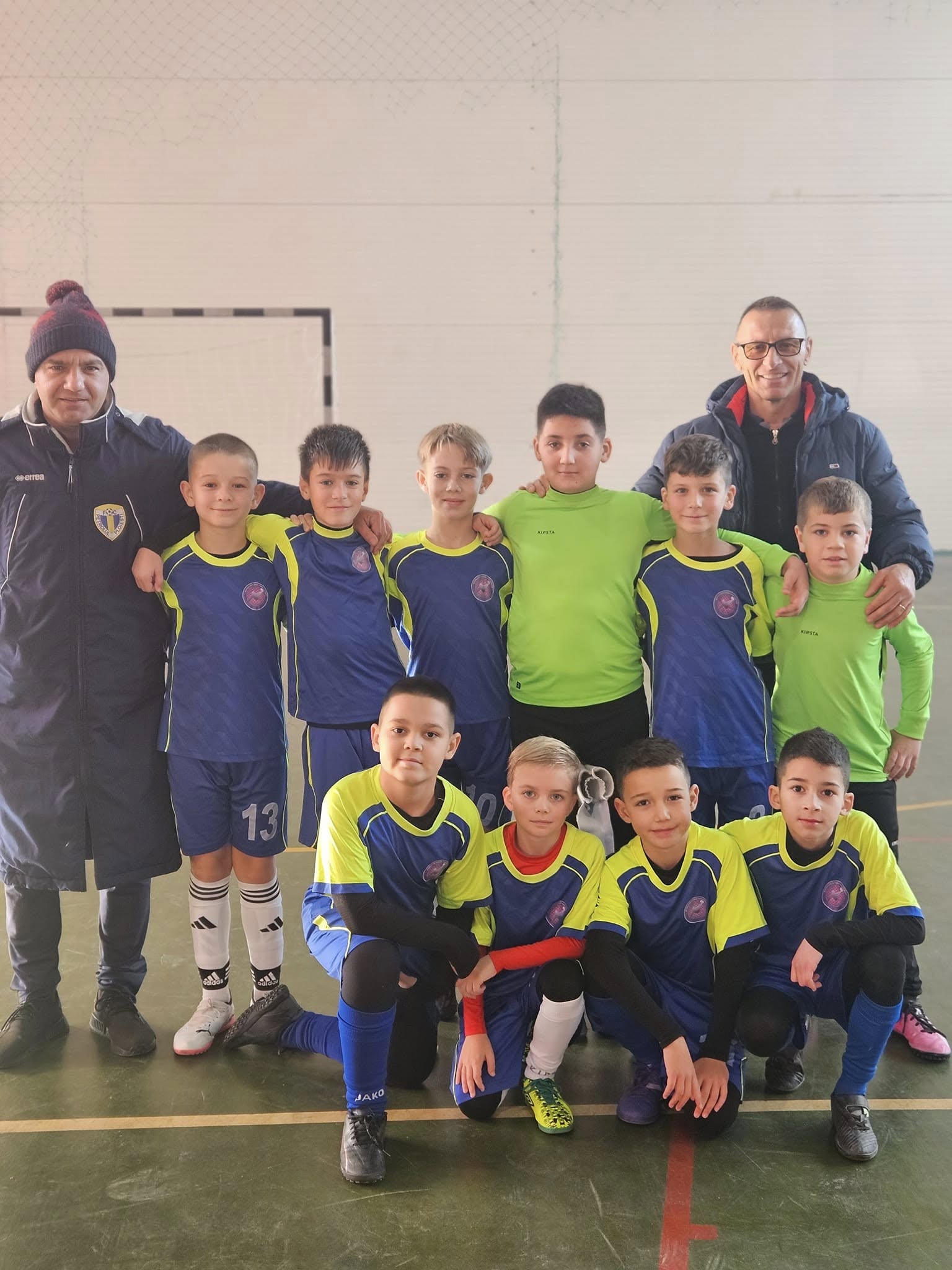 Competitie de fotbal, copiii castiga cupa scolii