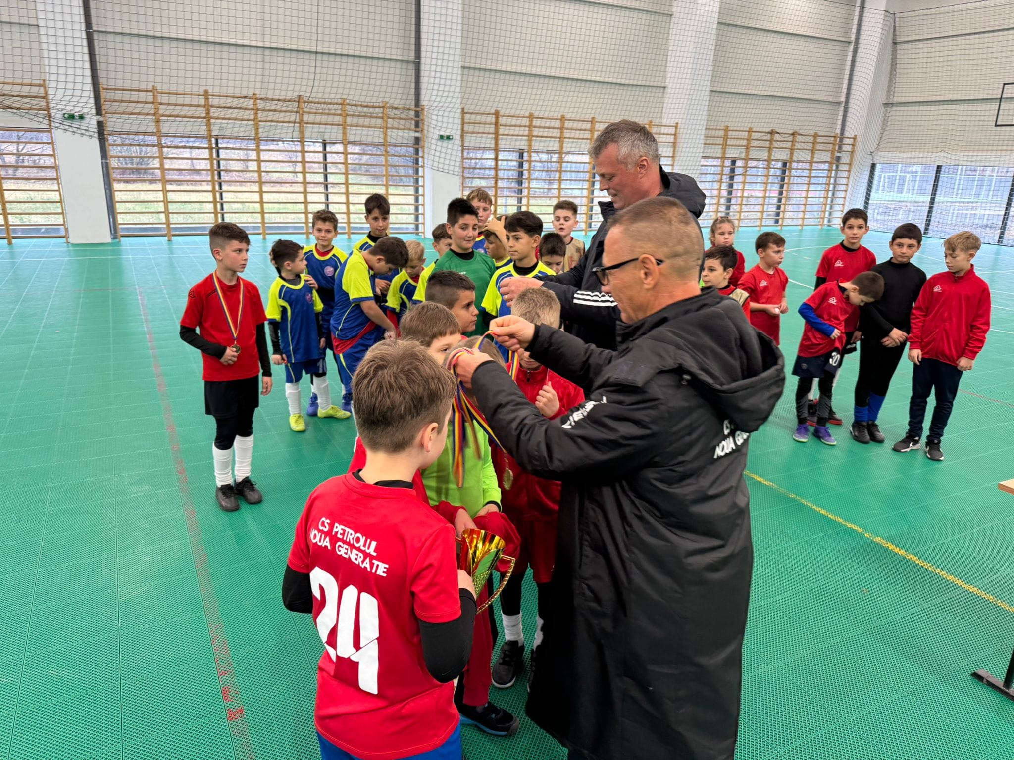 Competitie de fotbal, copiii castiga cupa scolii