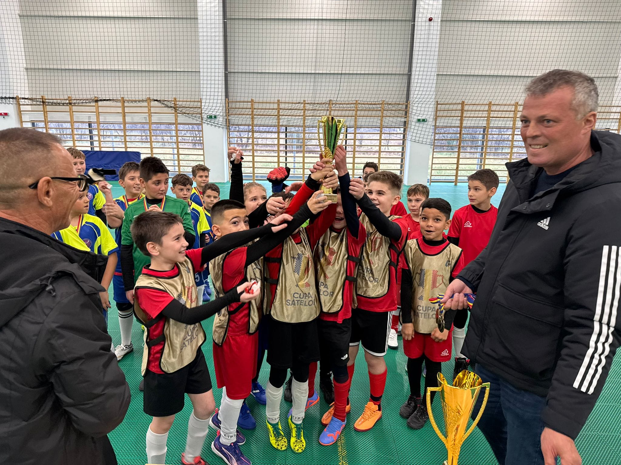 Competitie de fotbal, copiii castiga cupa scolii