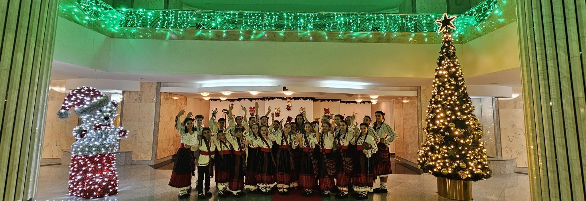 Cor muzica populara langa brad